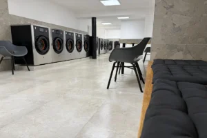 Waschsalon Stuttgart Bad Cannstatt Innenraum moderne Ausstattung