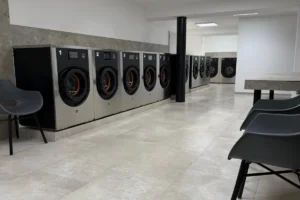 Waschsalon Bad Cannstatt Sitzbereich mit modernen Waschmaschinen