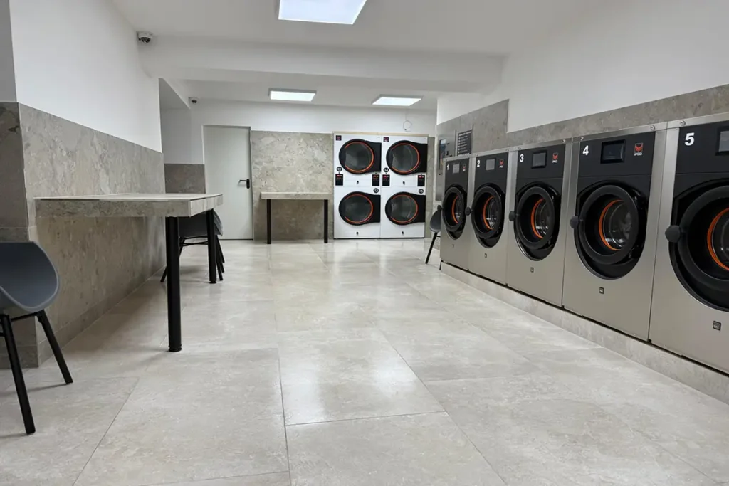 Waschsalon Bad Cannstatt Trocknerbereich Wash&Go moderner Innenraum