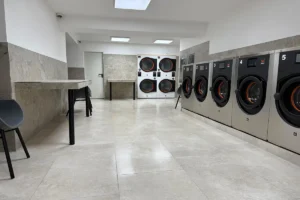 Waschsalon Bad Cannstatt Trocknerbereich Wash&Go moderner Innenraum